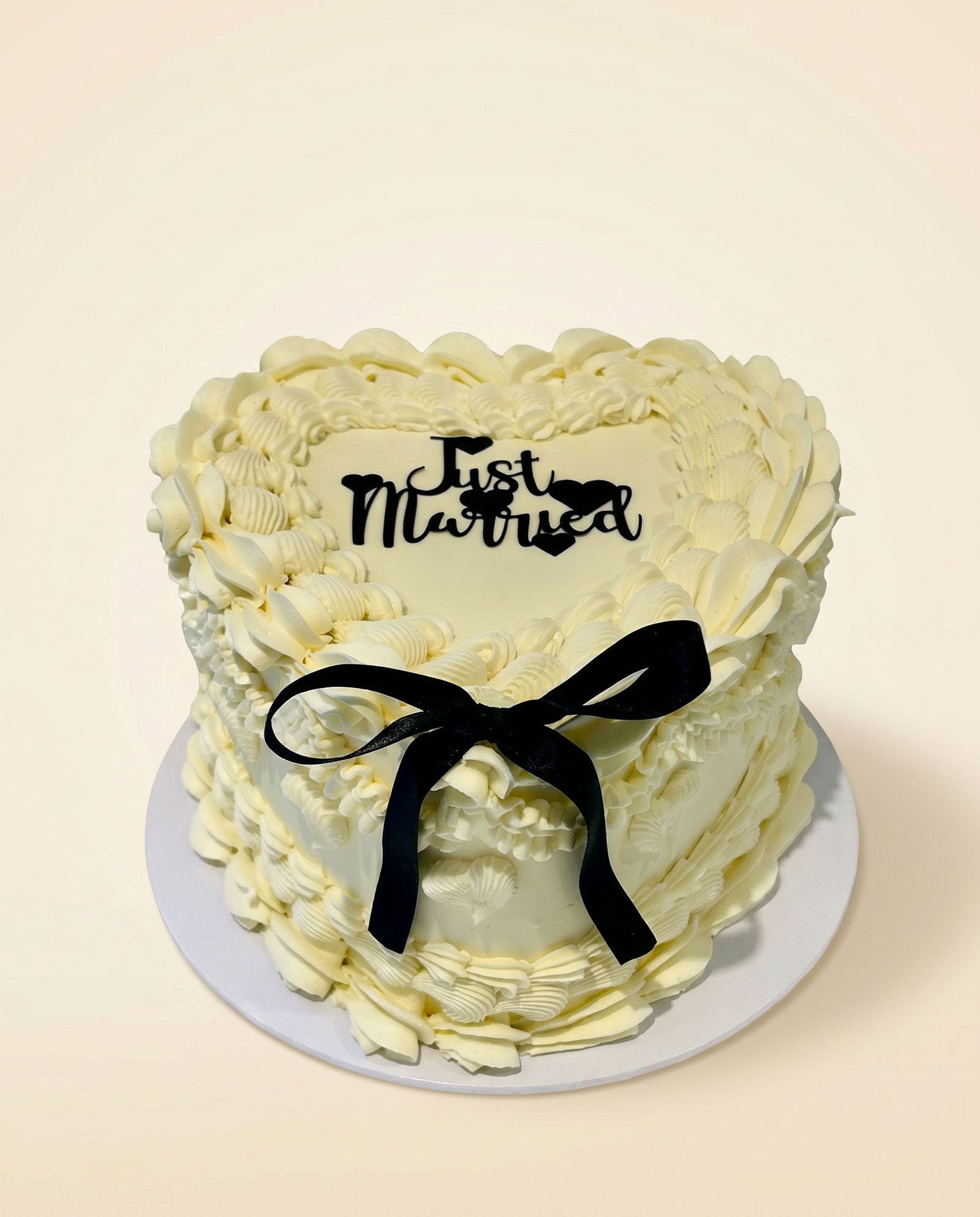 Heart-shaped buttercream cake hand-piped in soft ivory, handmade by Daisy Mud Pie in Brentwood, Essex
